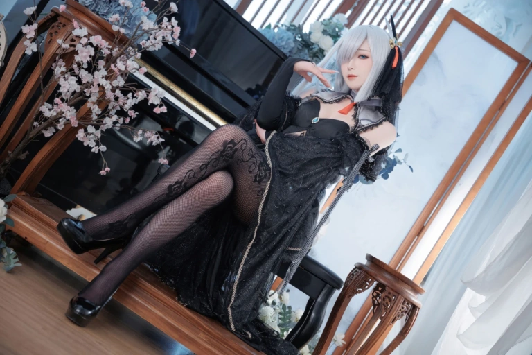 封疆疆v《原神 申鹤同人黑婚纱》主题写真：20张全套美图