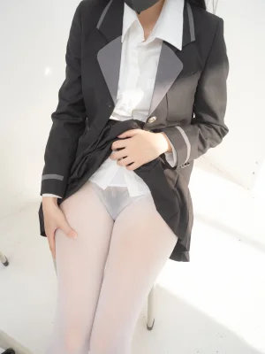 紧急企划《见希w 职员》主题写真：91张全套美图