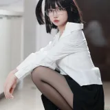 洛桑w伊梓《眼镜妹妹》主题写真：32张全套美图