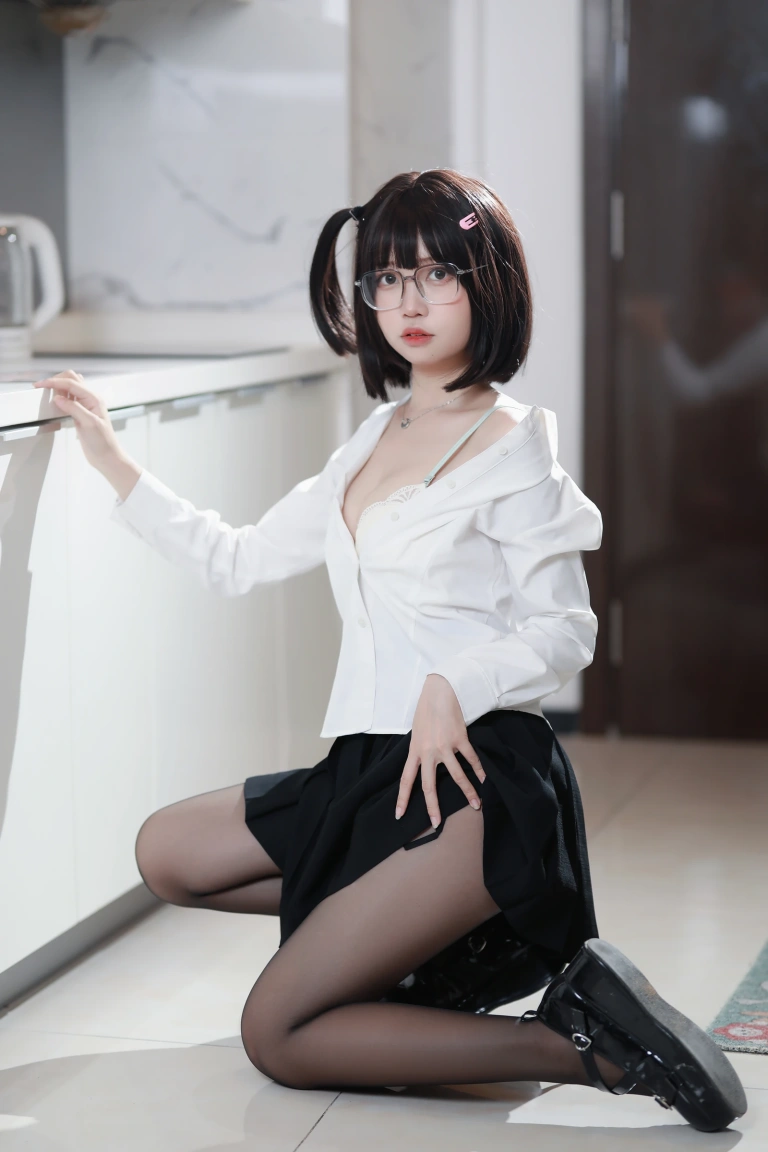 洛桑w伊梓《眼镜妹妹》主题写真：32张全套美图