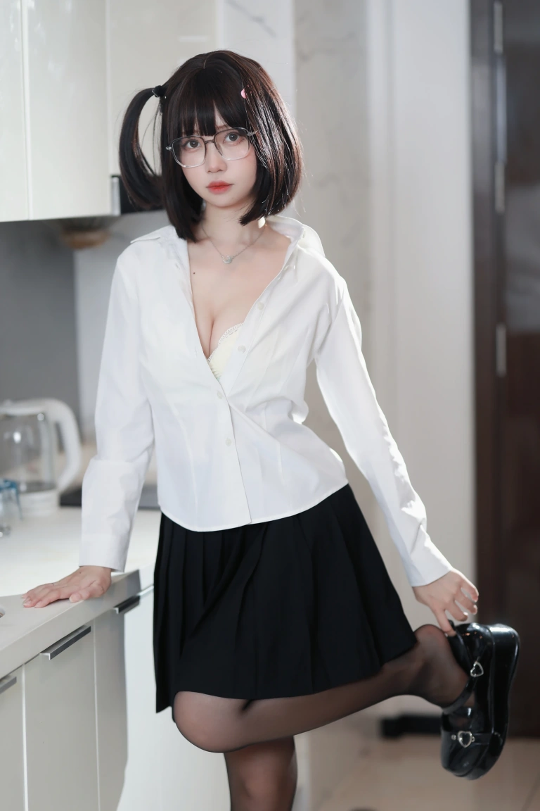 洛桑w伊梓《眼镜妹妹》主题写真：32张全套美图