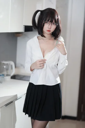 洛桑w伊梓《眼镜妹妹》主题写真：32张全套美图