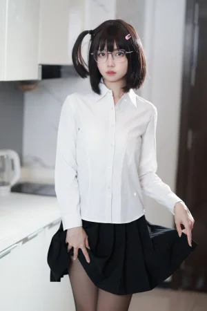 洛桑w伊梓《眼镜妹妹》主题写真：32张全套美图