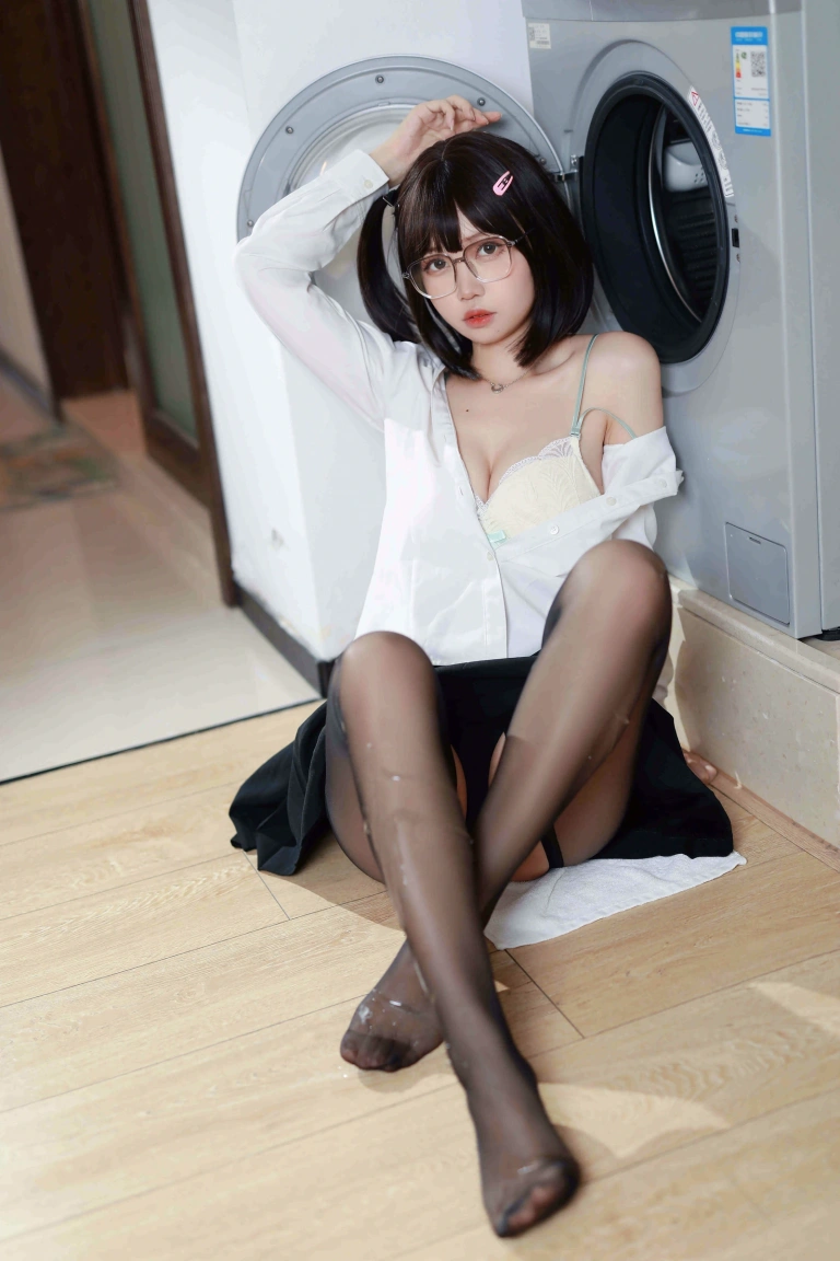 洛桑w伊梓《眼镜妹妹》主题写真：32张全套美图