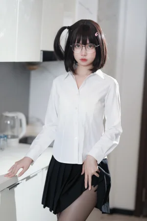 洛桑w伊梓《眼镜妹妹》主题写真：32张全套美图