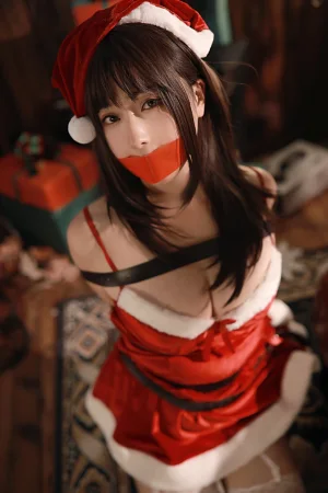小容仔咕咕咕w《圣诞礼物×捆绑》主题写真：49张全套美图