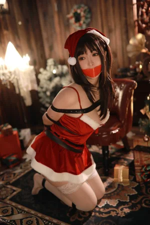 小容仔咕咕咕w《圣诞礼物×捆绑》主题写真：49张全套美图