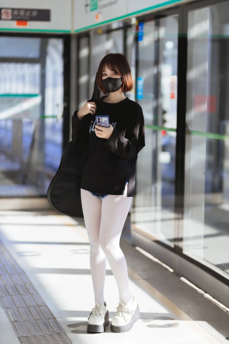 洛桑w伊梓《升玖老师 地铁吉他》主题写真：26张全套美图