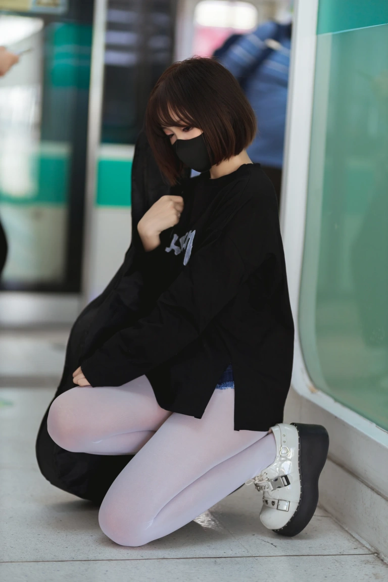 洛桑w伊梓《升玖老师 地铁吉他》主题写真：26张全套美图