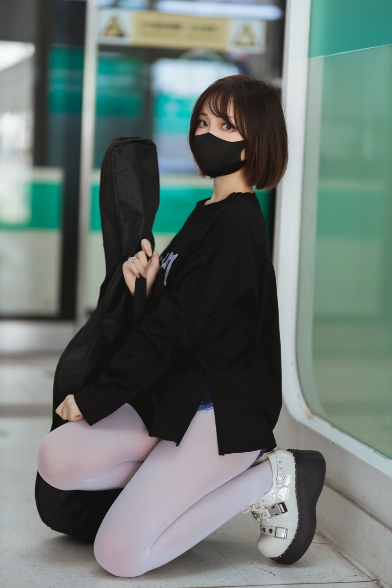 洛桑w伊梓《升玖老师 地铁吉他》主题写真：26张全套美图