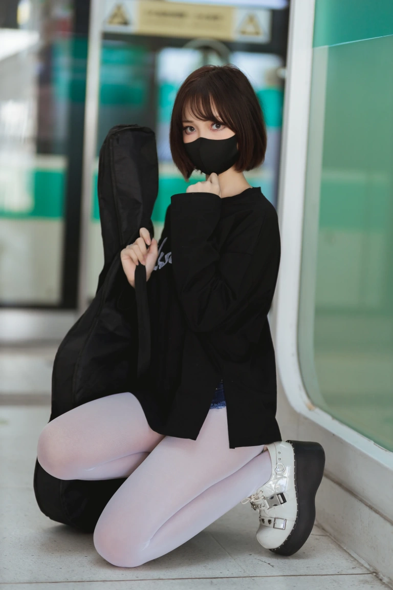 洛桑w伊梓《升玖老师 地铁吉他》主题写真：26张全套美图