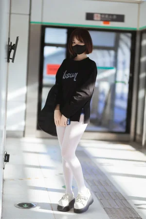 洛桑w伊梓《升玖老师 地铁吉他》主题写真：26张全套美图
