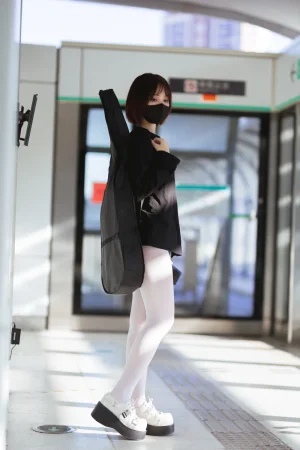 洛桑w伊梓《升玖老师 地铁吉他》主题写真：26张全套美图