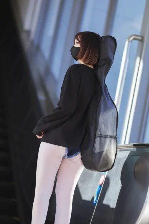 洛桑w伊梓《升玖老师 地铁吉他》主题写真：26张全套美图