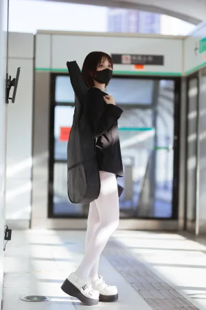 洛桑w伊梓《升玖老师 地铁吉他》主题写真：26张全套美图