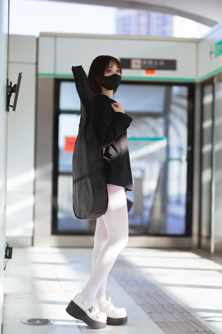 洛桑w伊梓《升玖老师 地铁吉他》主题写真：26张全套美图