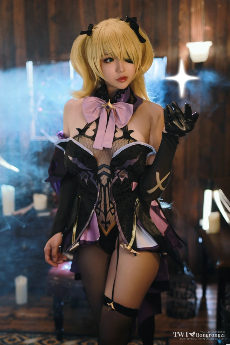 小容仔咕咕咕w《菲谢尔》主题写真：26张全套美图，含1个视频