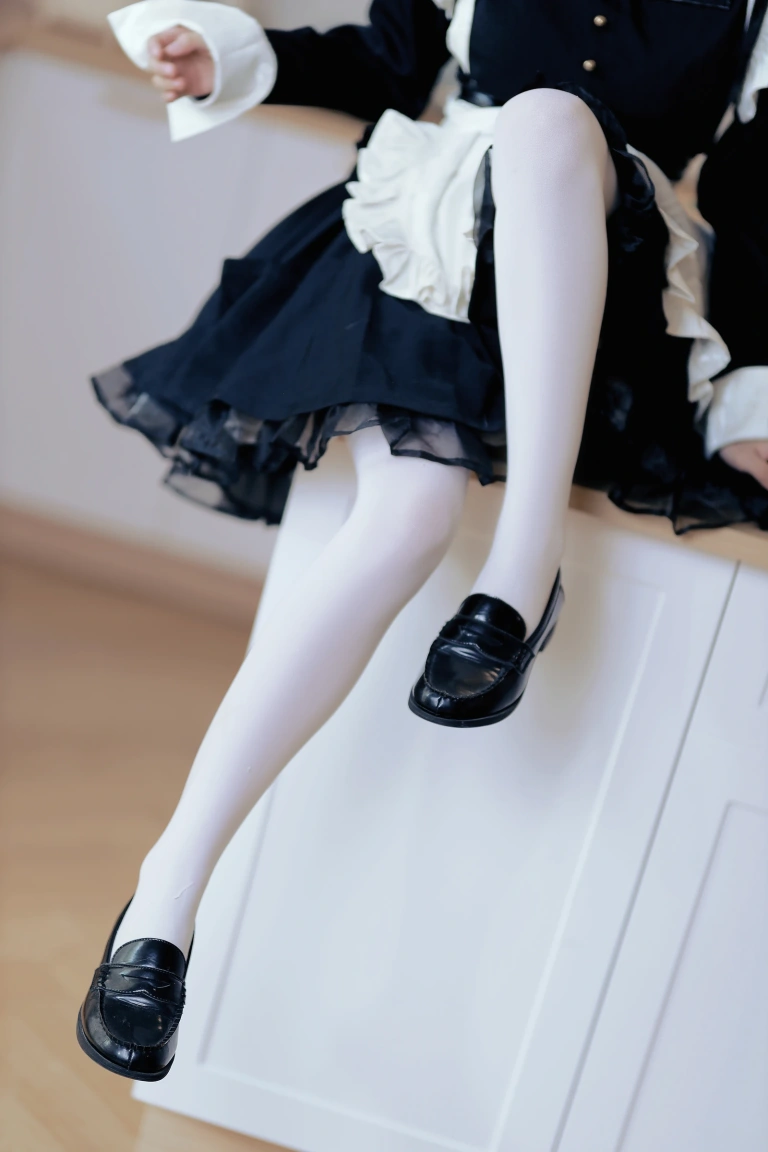 洛桑w伊梓《女仆日记Ⅲ》主题写真：28张全套美图