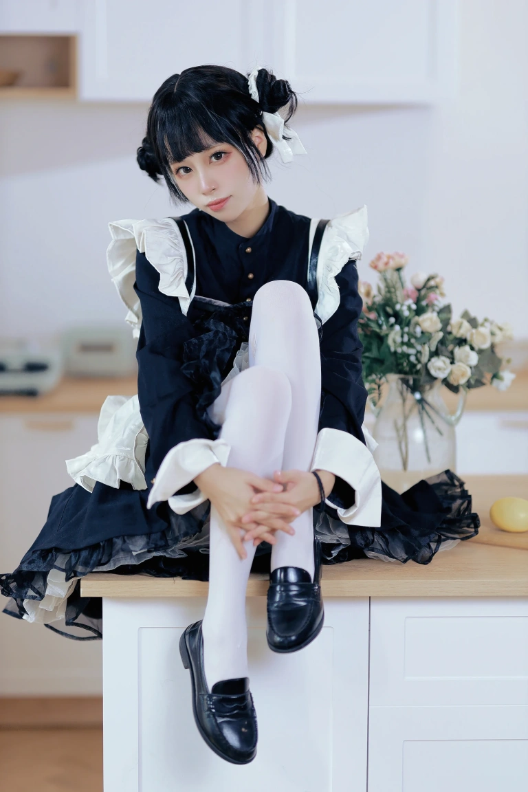洛桑w伊梓《女仆日记Ⅲ》主题写真：28张全套美图