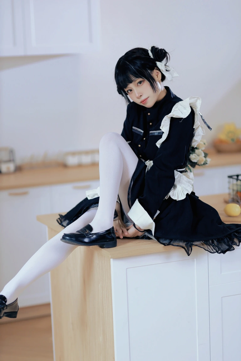 洛桑w伊梓《女仆日记Ⅲ》主题写真：28张全套美图