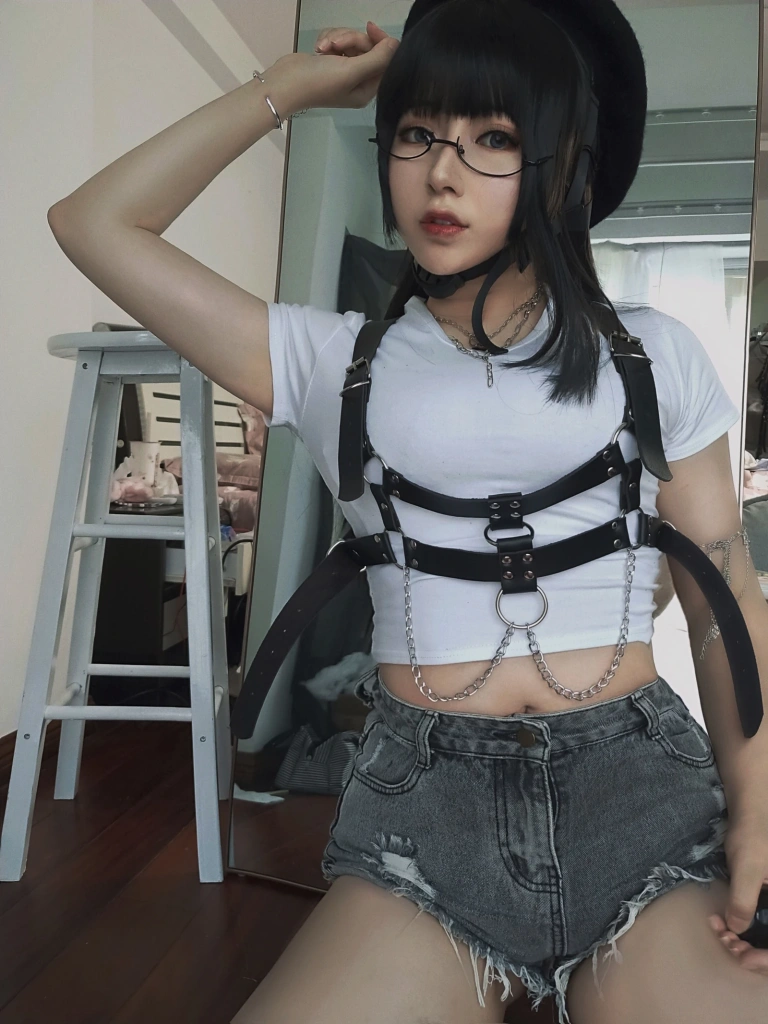 小容仔咕咕咕w《白T》主题写真：20张全套美图，含2个视频