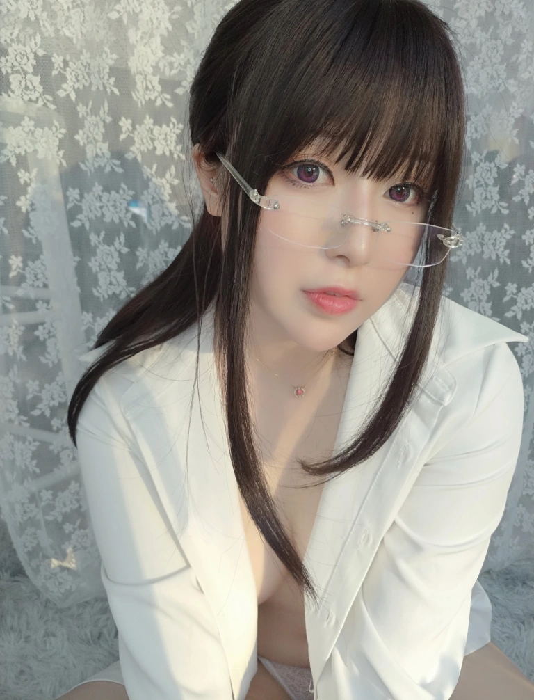 小容仔咕咕咕w《创口贴OL》主题写真：36张全套美图，含1个视频