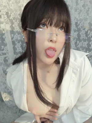 小容仔咕咕咕w《创口贴OL》主题写真：36张全套美图，含1个视频
