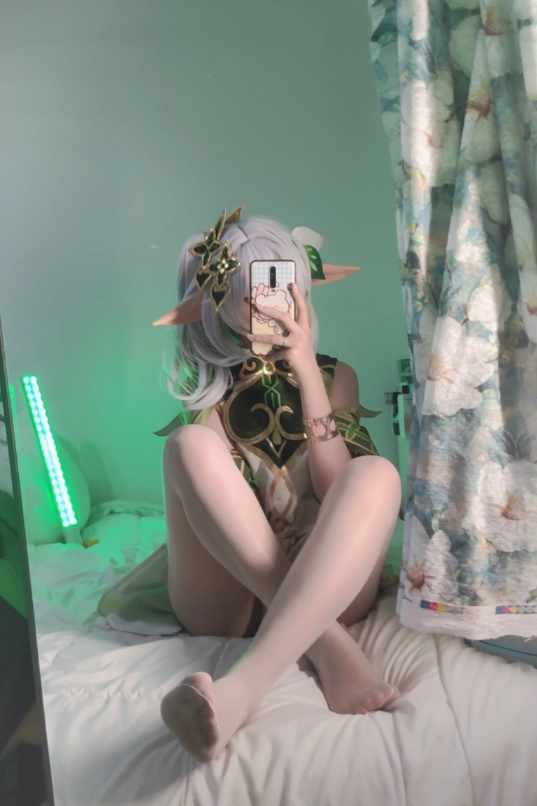 洛桑w伊梓《小草神自拍》主题写真：29张全套美图，含3个视频