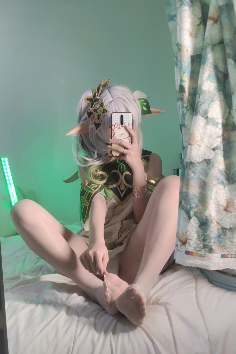 洛桑w伊梓《小草神自拍》主题写真：29张全套美图，含3个视频