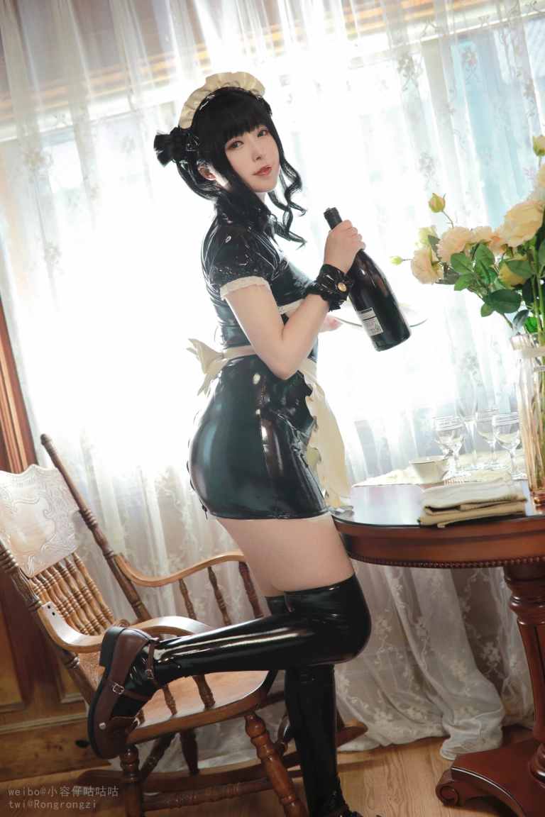 小容仔咕咕咕w《南半球女仆》主题写真：38张全套美图，含1个视频