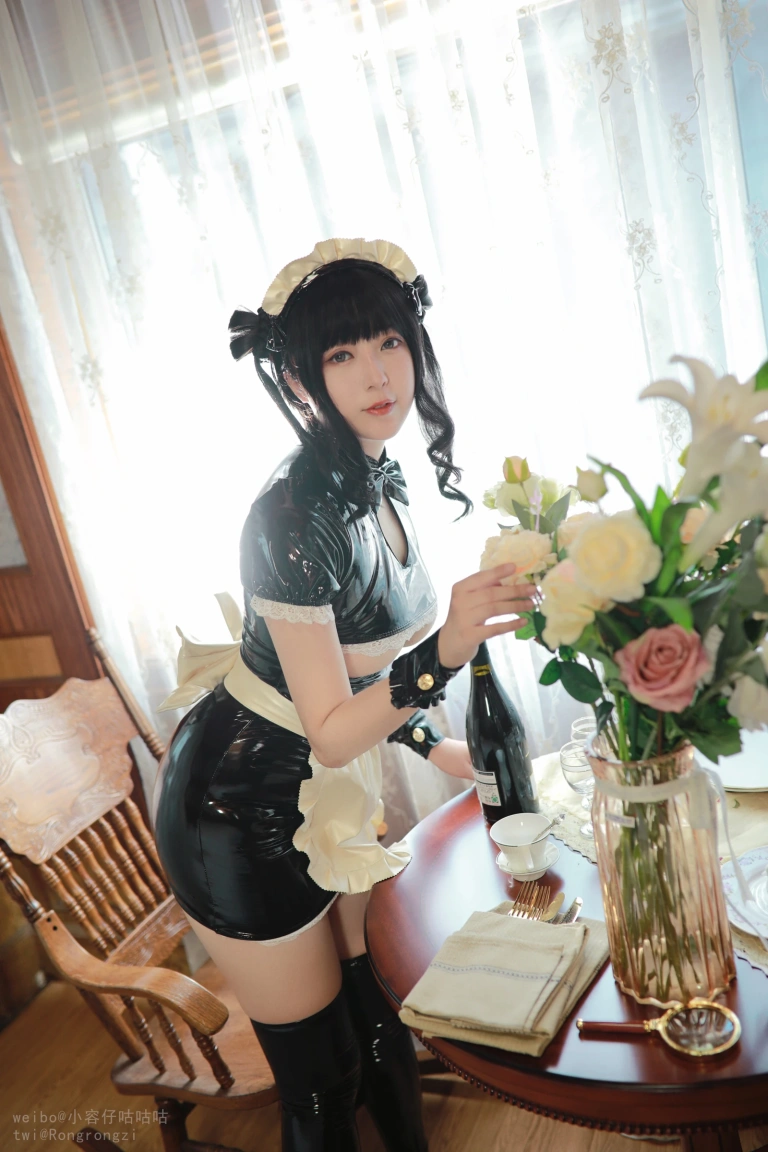 小容仔咕咕咕w《南半球女仆》主题写真：38张全套美图，含1个视频