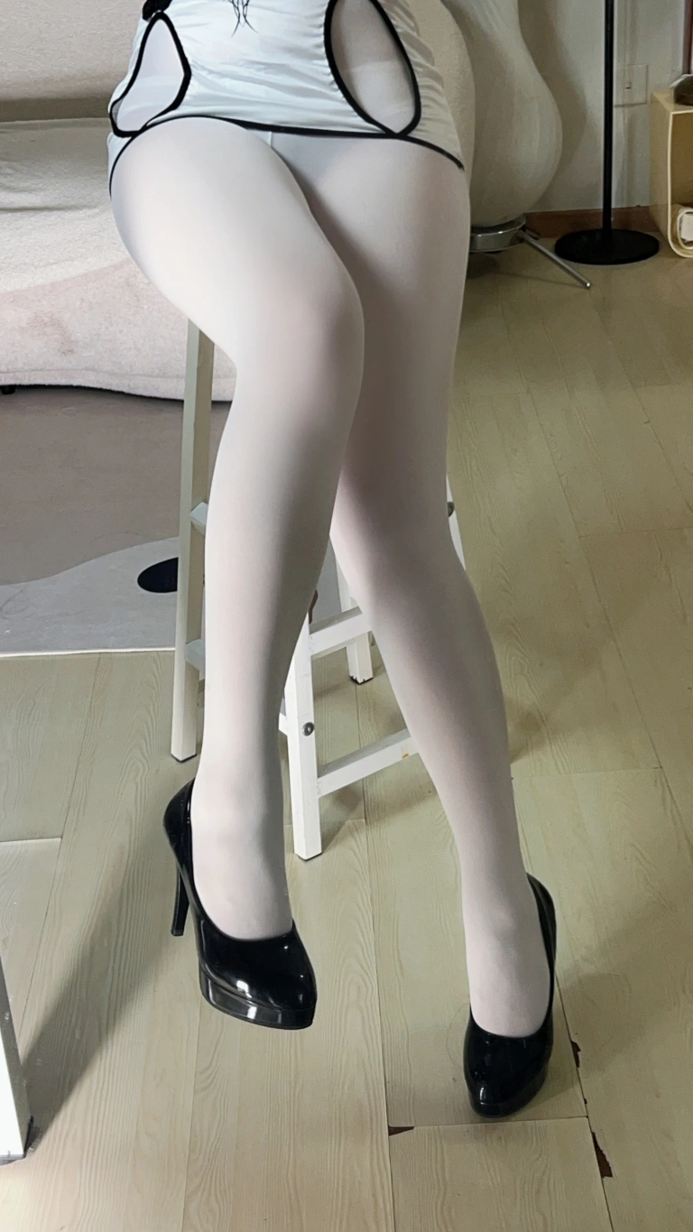 洛桑w伊梓《专属白丝汤圆》主题写真：27张全套美图
