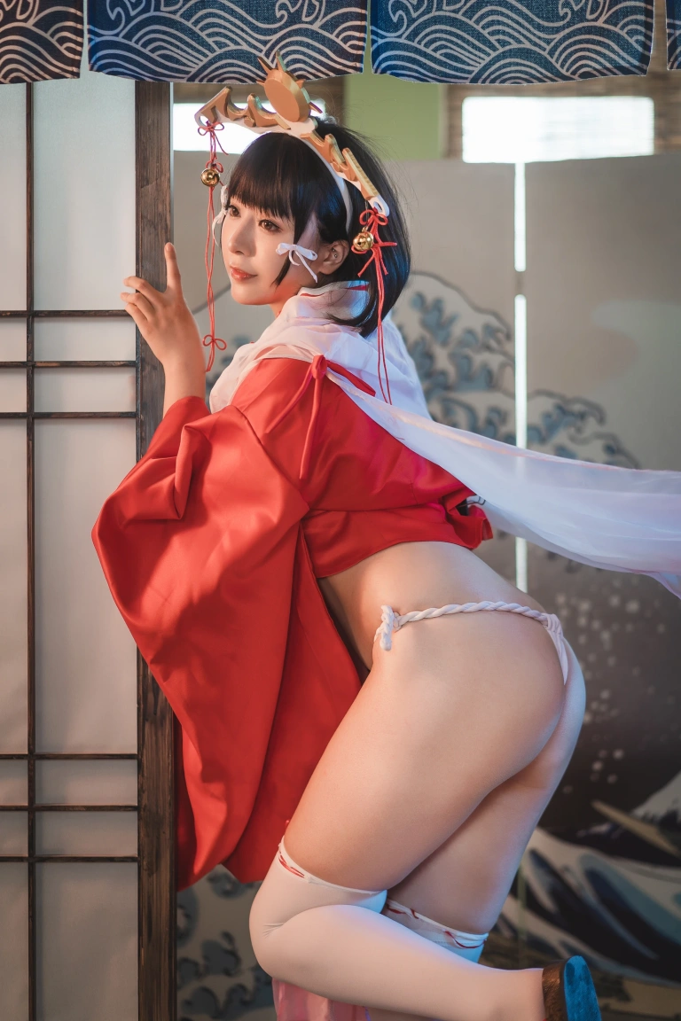小容仔咕咕咕w《黑兽巫女辉夜》主题写真：32张全套美图