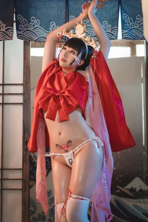 小容仔咕咕咕w《黑兽巫女辉夜》主题写真：32张全套美图