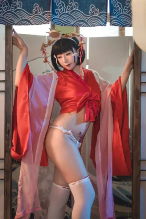 小容仔咕咕咕w《黑兽巫女辉夜》主题写真：32张全套美图