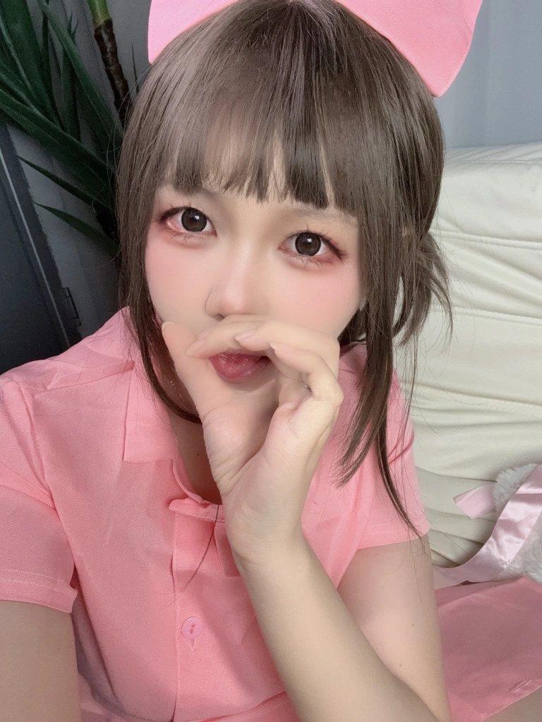 洛桑w伊梓《25年7月会员专属 粉护士》主题写真：28张全套美图