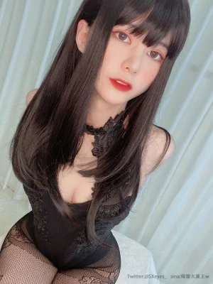 眼酱大魔王w《蕾丝连体衣》主题写真：25张全套美图