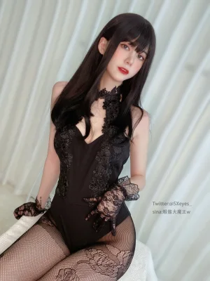 眼酱大魔王w《蕾丝连体衣》主题写真：25张全套美图