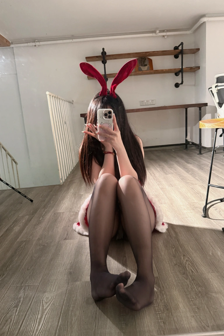 洛桑w伊梓《圣诞兔》主题写真：30张全套美图