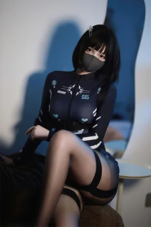 洛桑w伊梓《25年9月会员专属 特工稽查》主题写真：26张全套美图