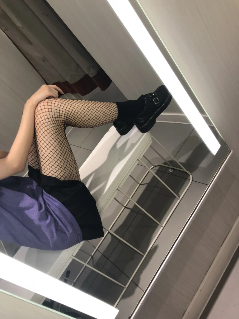 眼酱大魔王w《试衣间无修原图带视频》主题写真：27张全套美图，含2个视频