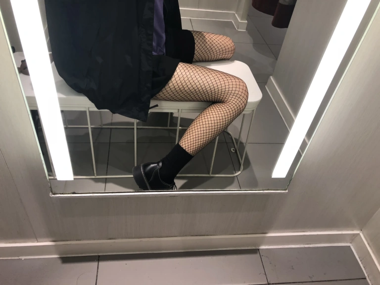 眼酱大魔王w《试衣间无修原图带视频》主题写真：27张全套美图，含2个视频
