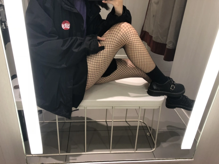 眼酱大魔王w《试衣间无修原图带视频》主题写真：27张全套美图，含2个视频