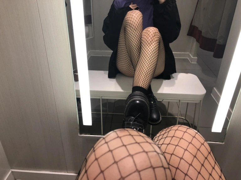 眼酱大魔王w《试衣间无修原图带视频》主题写真：27张全套美图，含2个视频