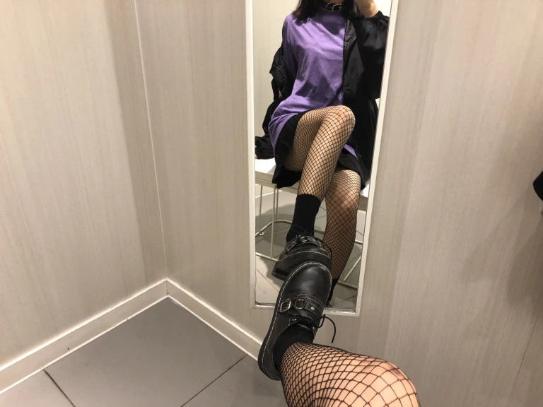 眼酱大魔王w《试衣间无修原图带视频》主题写真：27张全套美图，含2个视频