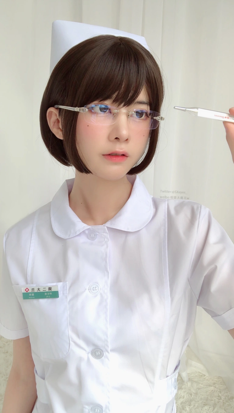 眼酱大魔王w《白护士》主题写真：19张全套美图