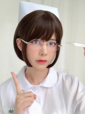 眼酱大魔王w《白护士》主题写真：19张全套美图