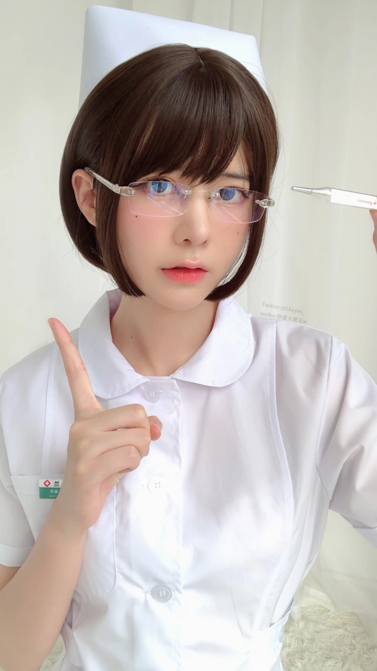 眼酱大魔王w《白护士》主题写真：19张全套美图