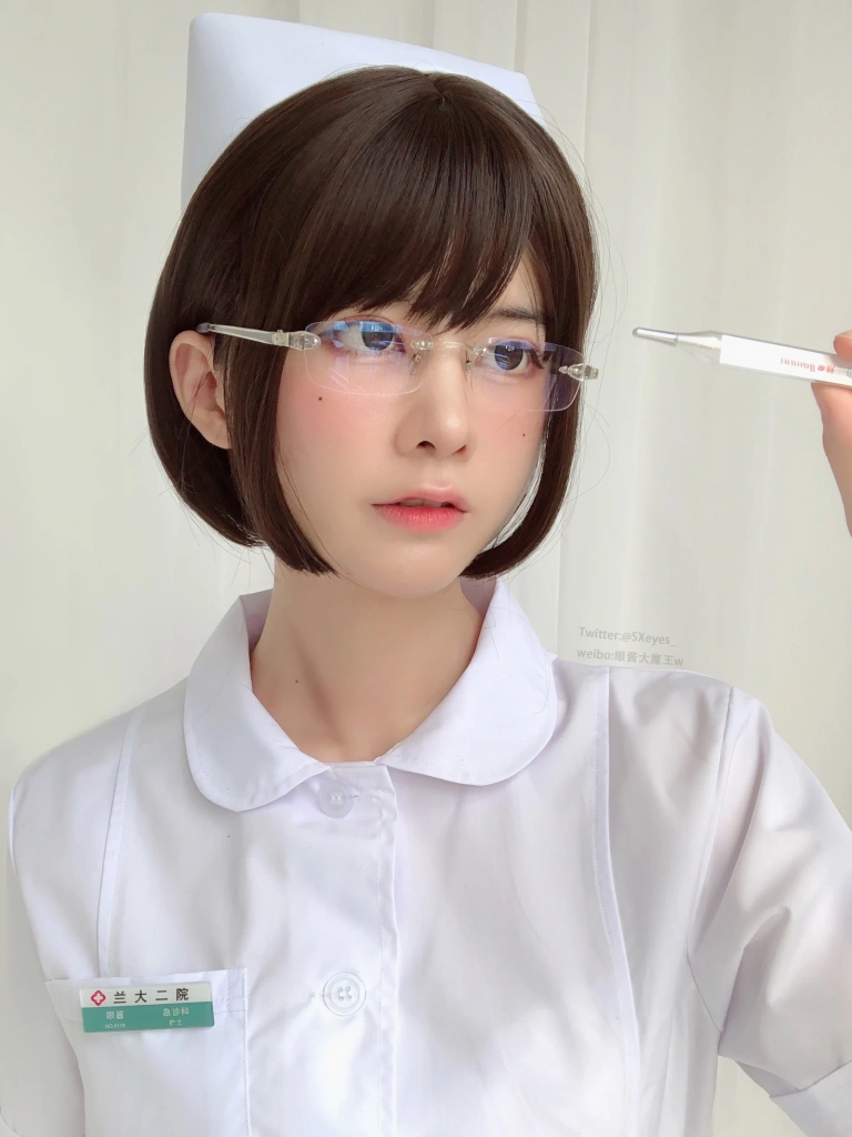 眼酱大魔王w《白护士》主题写真：19张全套美图