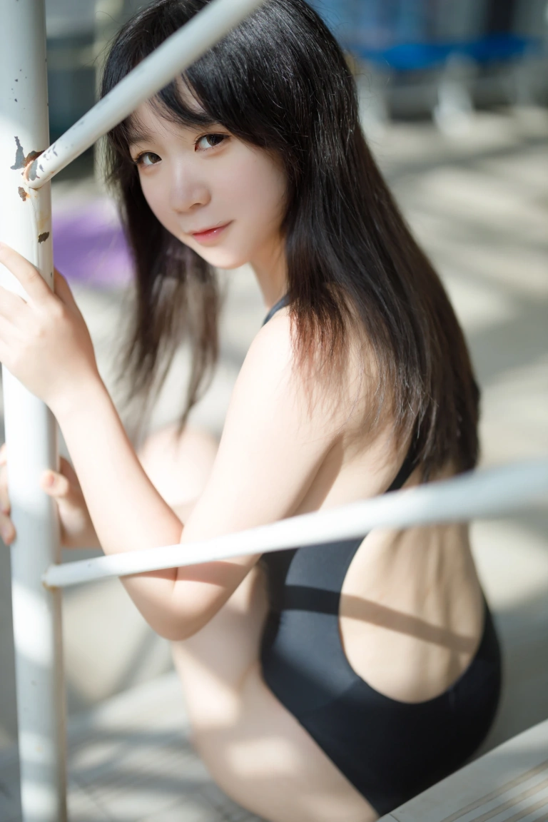 樱落酱w《泳池竞泳》主题写真：32张全套美图
